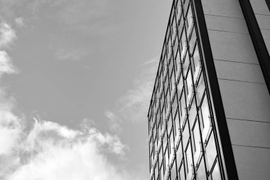 Modern ofis binası duvar yapılmış çelik ve cam. Siyah ve beyaz.