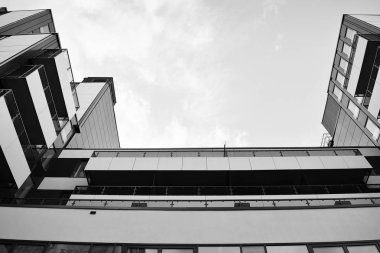 Modern ofis binası duvar yapılmış çelik ve cam. Siyah ve beyaz.