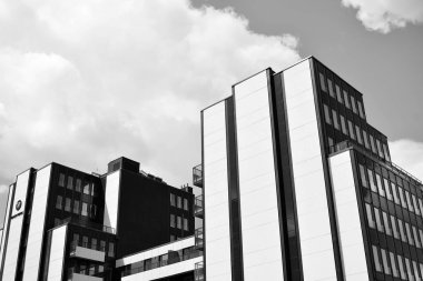 Modern ofis binası duvar yapılmış çelik ve cam. Siyah ve beyaz.