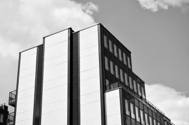 Modern ofis binası duvar yapılmış çelik ve cam. Siyah ve beyaz.