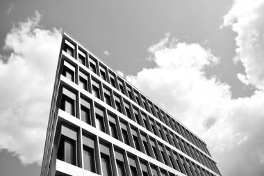 Modern ofis binası duvar yapılmış çelik ve cam. Siyah ve beyaz.