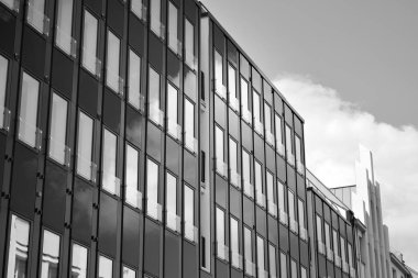 Modern ofis binası duvar yapılmış çelik ve cam. Siyah ve beyaz.