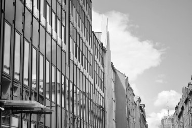 Modern ofis binası duvar yapılmış çelik ve cam. Siyah ve beyaz.