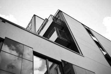 Modern ofis binası duvar yapılmış çelik ve cam. Siyah ve beyaz.