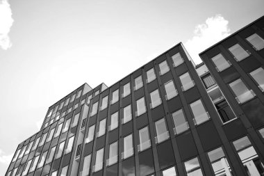 Modern ofis binası duvar yapılmış çelik ve cam. Siyah ve beyaz.