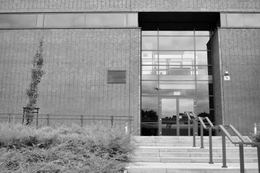 Modern ofis binası duvar yapılmış çelik ve cam. Siyah ve beyaz.