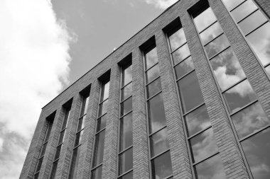 Modern ofis binası duvar yapılmış çelik ve cam. Siyah ve beyaz.