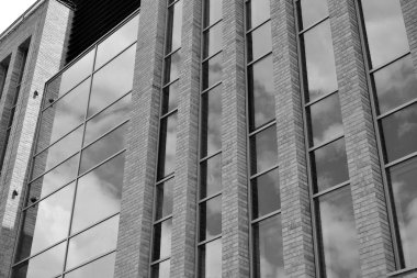 Modern ofis binası duvar yapılmış çelik ve cam. Siyah ve beyaz.