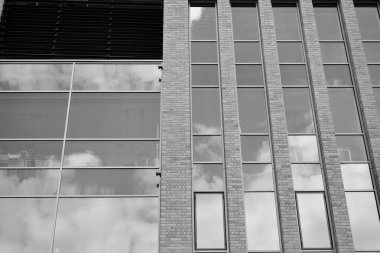 Modern ofis binası duvar yapılmış çelik ve cam. Siyah ve beyaz.