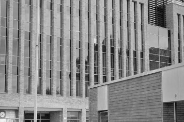 Modern ofis binası duvar yapılmış çelik ve cam. Siyah ve beyaz.