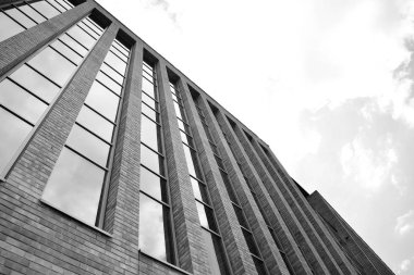 Modern ofis binası duvar yapılmış çelik ve cam. Siyah ve beyaz.