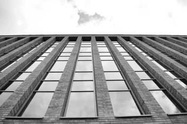 Modern ofis binası duvar yapılmış çelik ve cam. Siyah ve beyaz.