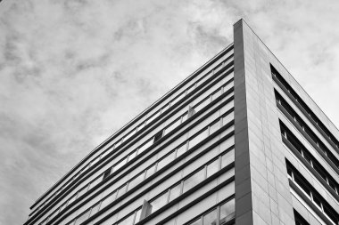 Modern ofis binası duvar yapılmış çelik ve cam. Siyah ve beyaz.