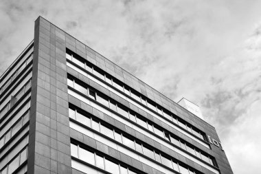 Modern ofis binası duvar yapılmış çelik ve cam. Siyah ve beyaz.