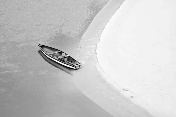 Båt Sandstrand Svart Och Vitt — Stockfoto