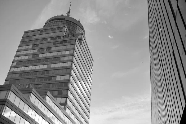 Moderno Edificio Oficinas Pared Acero Vidrio Blanco Negro —  Fotos de Stock