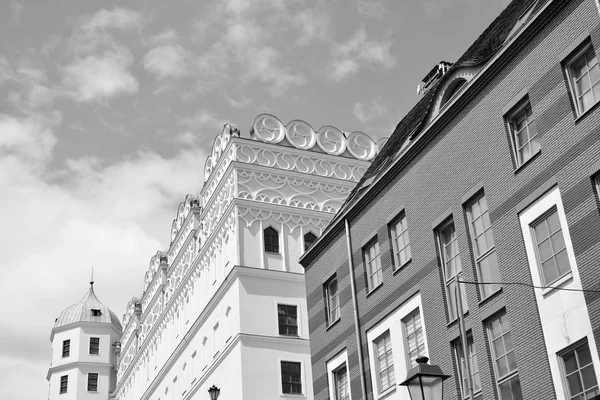 Modern apartman dış görünüşü. siyah ve beyaz.