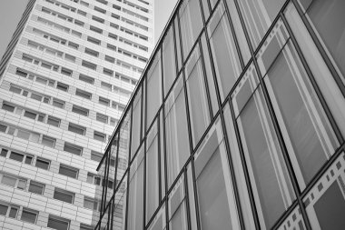 Modern ofis binası duvar yapılmış çelik ve cam. Siyah ve beyaz.