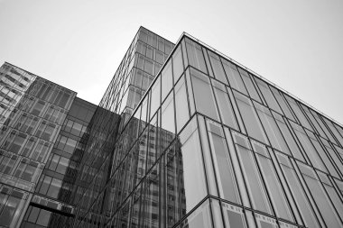 Modern ofis binası duvar yapılmış çelik ve cam. Siyah ve beyaz.