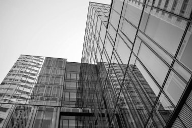 Modern ofis binası duvar yapılmış çelik ve cam. Siyah ve beyaz.