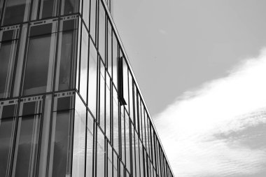 Modern ofis binası duvar yapılmış çelik ve cam. Siyah ve beyaz.