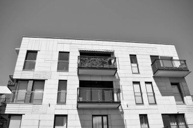 Modern apartman dış görünüşü. siyah ve beyaz.