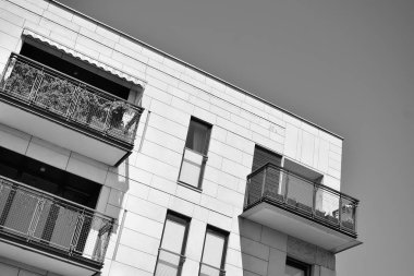Modern apartman dış görünüşü. siyah ve beyaz.