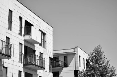 Modern apartman dış görünüşü. siyah ve beyaz.