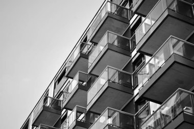Modern apartman dış görünüşü. siyah ve beyaz.