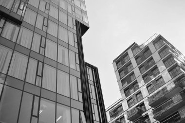 Modern apartman dış görünüşü. siyah ve beyaz.