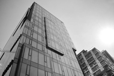 Modern ofis binası duvar yapılmış çelik ve cam. Siyah ve beyaz.