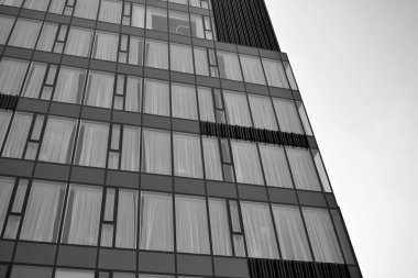 Modern ofis binası duvar yapılmış çelik ve cam. Siyah ve beyaz.