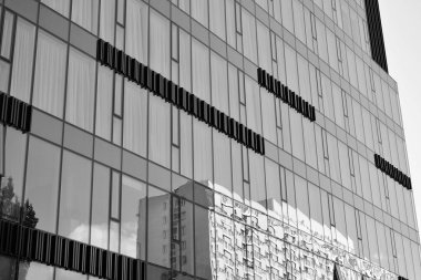 Modern ofis binası duvar yapılmış çelik ve cam. Siyah ve beyaz.