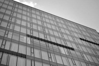 Modern ofis binası duvar yapılmış çelik ve cam. Siyah ve beyaz.