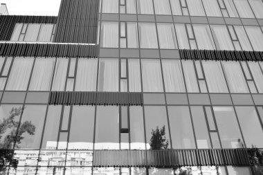 Modern ofis binası duvar yapılmış çelik ve cam. Siyah ve beyaz.