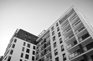 Modern apartman dış görünüşü. siyah ve beyaz.