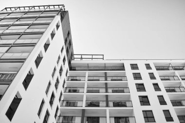 Modern apartman dış görünüşü. siyah ve beyaz.