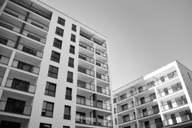 Modern apartman dış görünüşü. siyah ve beyaz.