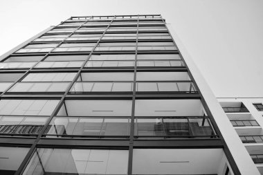 Modern apartman dış görünüşü. siyah ve beyaz.