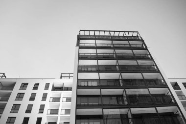 Modern apartman dış görünüşü. siyah ve beyaz.