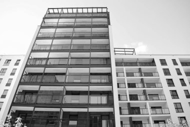 Modern apartman dış görünüşü. siyah ve beyaz.