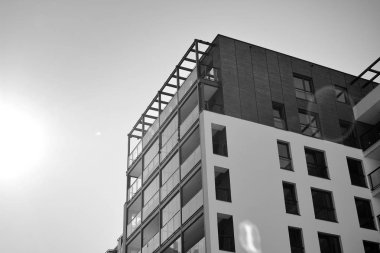 Modern apartman dış görünüşü. siyah ve beyaz.