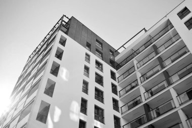 Modern apartman dış görünüşü. siyah ve beyaz.