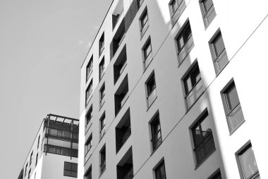 Modern apartman dış görünüşü. siyah ve beyaz.