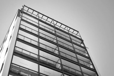 Modern apartman dış görünüşü. siyah ve beyaz.