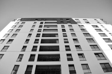 Modern apartman dış görünüşü. siyah ve beyaz.