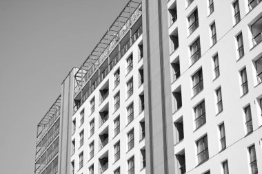 Modern apartman dış görünüşü. siyah ve beyaz.