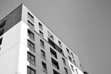 Modern apartman dış görünüşü. siyah ve beyaz.