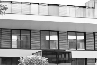 Modern apartman dış görünüşü. siyah ve beyaz.