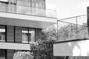 Modern apartman dış görünüşü. siyah ve beyaz.